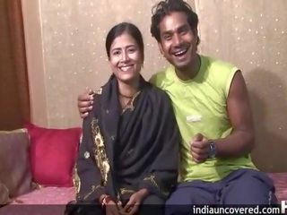 पहले सेक्स वीडियो पर कैमरा के लिए आकर्षक इंडियन और उसकी पति