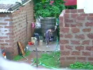 Se dette to suveren sri lankan adolescent får bad i utendørs