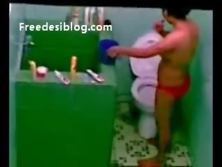 Индийски тамилски прислужница в душ скрит камера