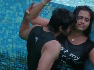 Selatan india desi bhabhi terkemuka percintaan di berenang kolam renang - hindi seksi pendek movie-2016