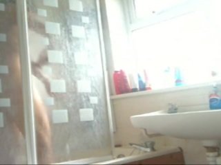 Tonårs flickvän naken tagande dusch