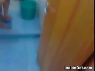 बड़ा इंडियन महिला washing उसकी फॅट बॉडी