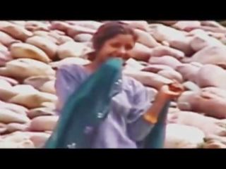Indieši sievietes peldēšanās pie upe kails slēpts kamera vide