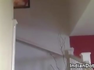 Amatoriale perfected indiano fa un striptease