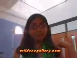 Hanblivé indické miláčik dáva veľmi pomalý fajčenie