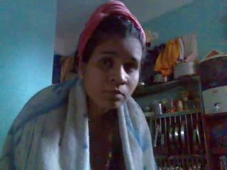 India tante mengenakan saree hanya setelah mandi