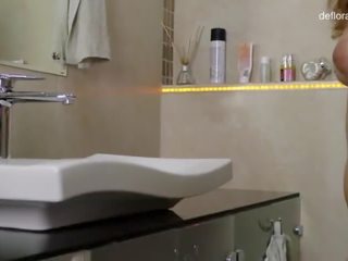 Femme fatale margaret robbie σε ο μπάνιο επί ξεπαρθένεμα κανάλι