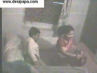 Indiškas pora secretly nufilmuotas į jų miegamasis rijimas ir turintys seksas klipas kiekvienas kitas