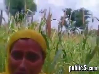 Indisch knippert haar poesje in een veld