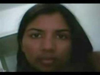 India señora en chudi que muestra todo en cámara web